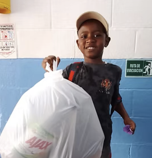Niño participando en jornada de reciclaje institucional